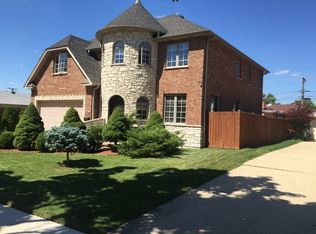 8440 W Clara Dr, Niles, IL 60714
