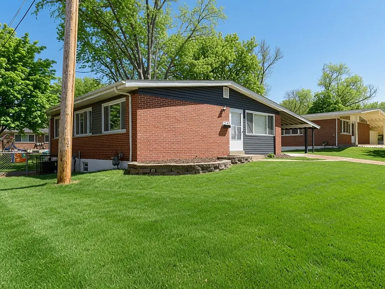 720 Jamaica Pl — Photo 2