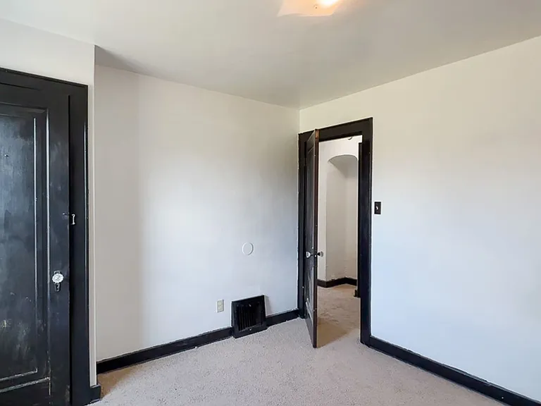 223-225 W Trail St — Photo 31