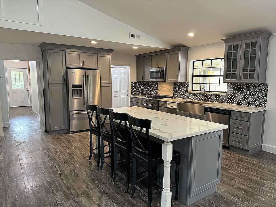 Huge Kitchen / Open Concept!