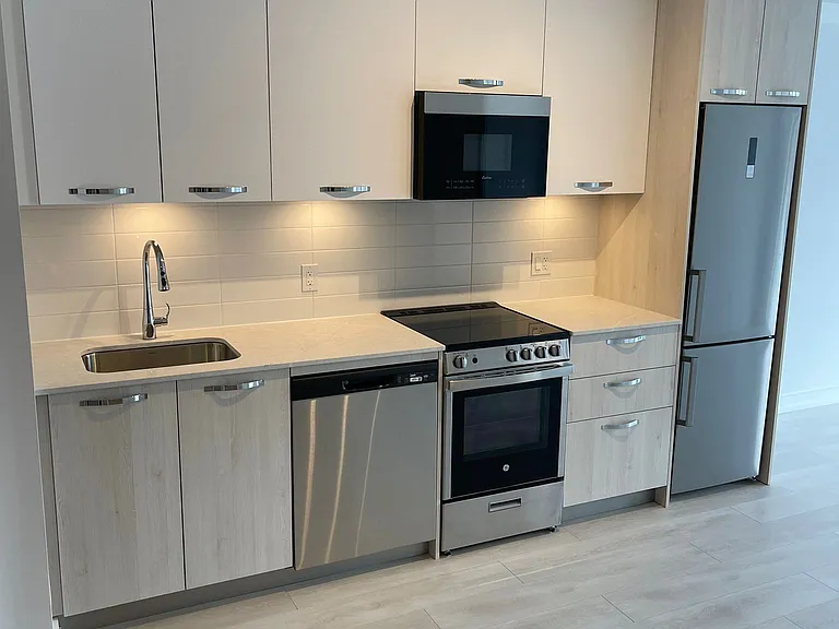 75 James St S #704 — Photo 11