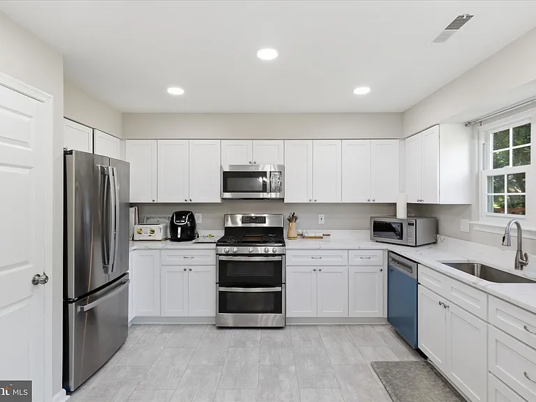 111 Connery Ter SW — Photo 6