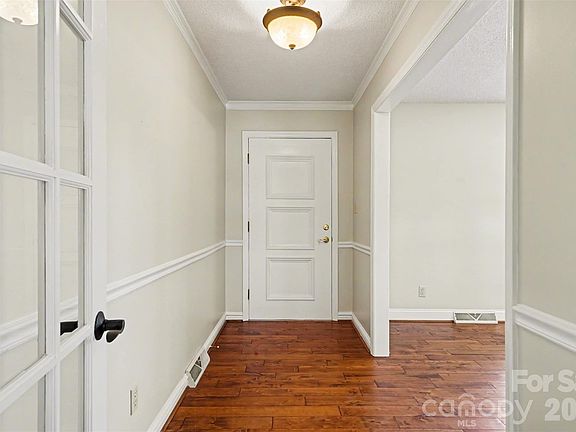 5th image of 204 Country Club Cir
