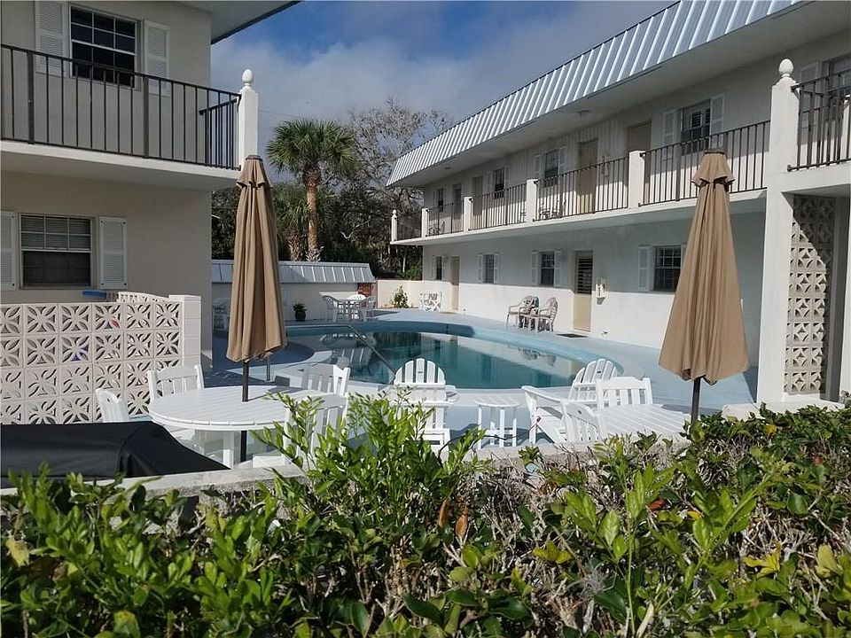 1st image of 900 Jasmine Ln