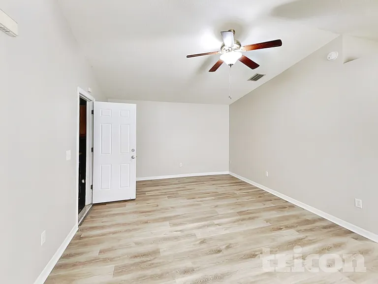 4409 Venice Dr — Photo 3