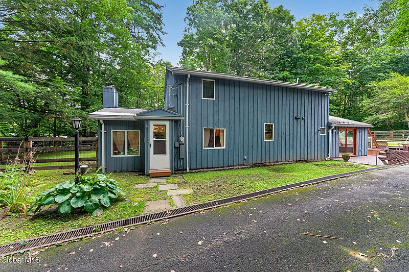 2nd image of 5647 Lake Road