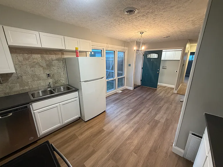 2400 Longview Ave — Photo 2