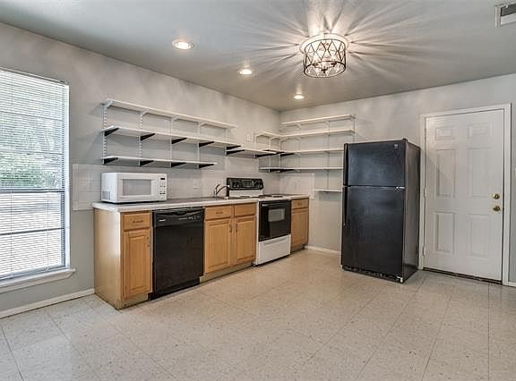 3rd image of 2608 Lubbock Ave