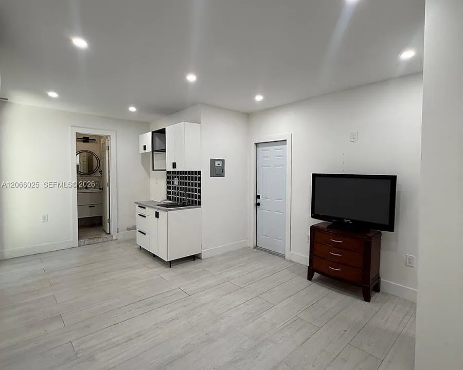 1140 N Douglas Rd #1