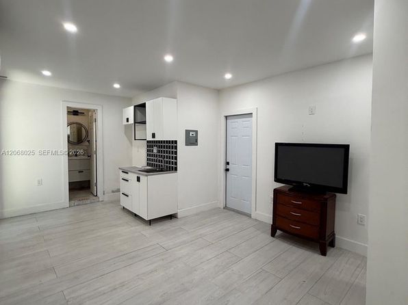 1140 N Douglas Rd #1