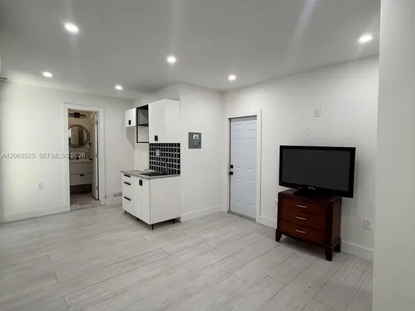 1140 N Douglas Rd #1, Hollywood, FL 33024