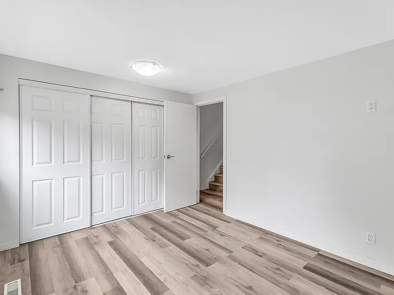 24 Taft Cres — Photo 11