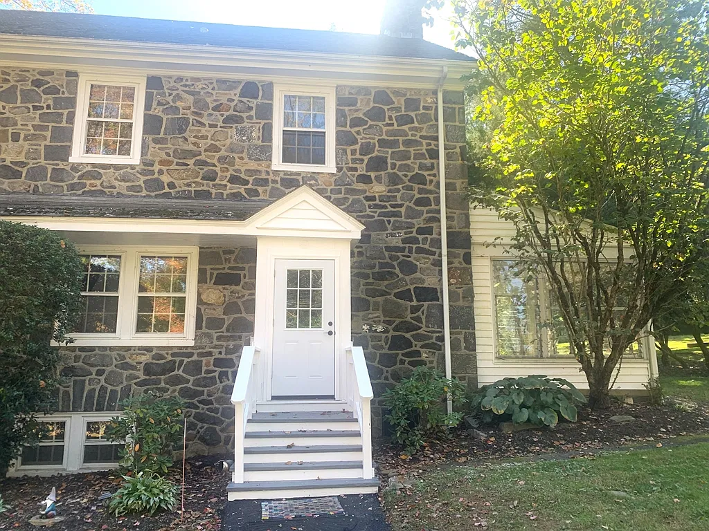 3 bed, 1.5 bath, $2,500 — Photo 2
