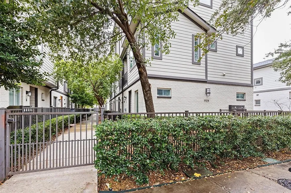 Building Photo - 5924 Hudson St #F