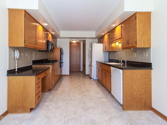 3rd image of 11715 Matterhorn Cir #101
