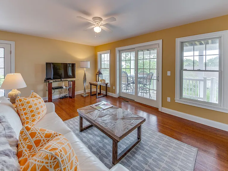 104 Bryan Rd — Photo 4
