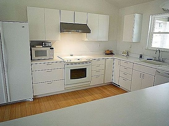 kitchen and breakfast bar