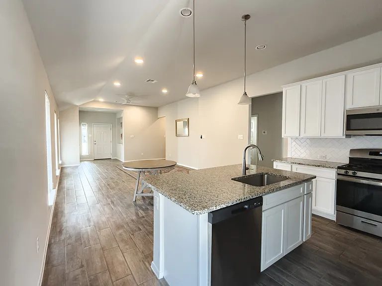 139 Lyndon Dr — Photo 8