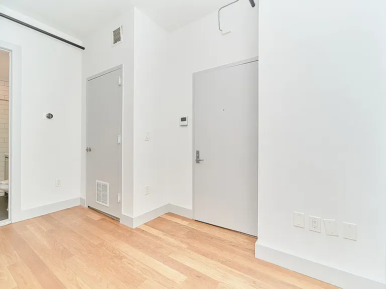 34 Lorimer St #3A — Photo 13