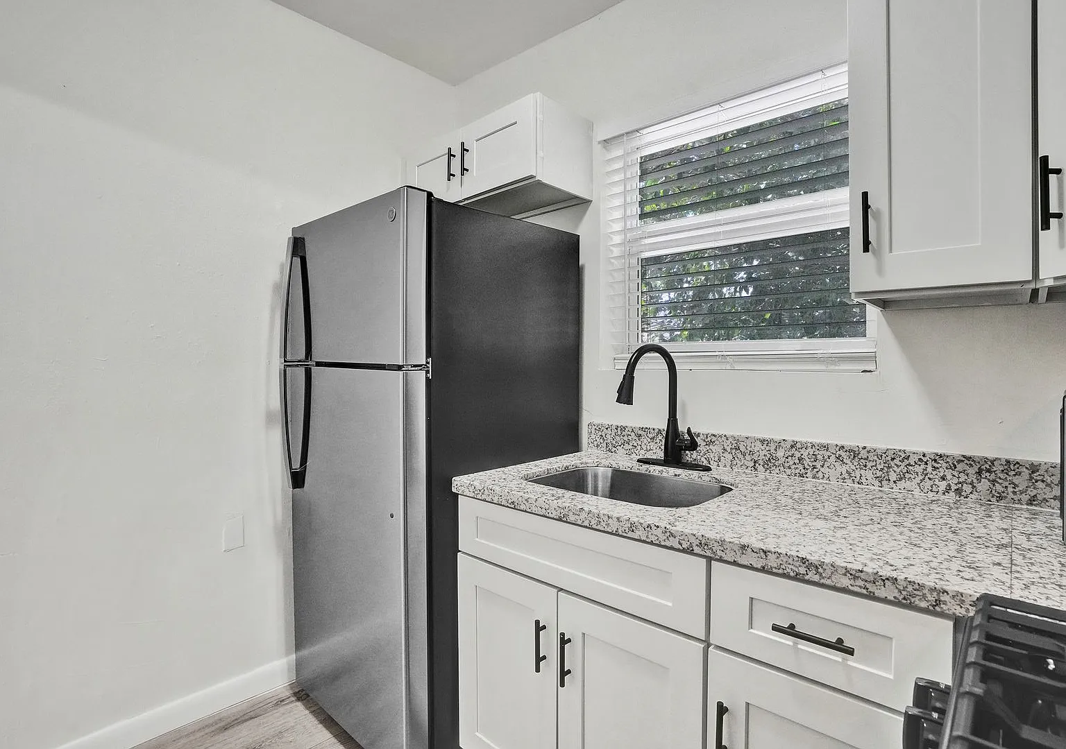 200 nw 13th st = property — Photo 2