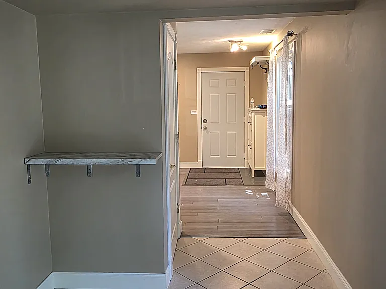 556 Manor Cir — Photo 4