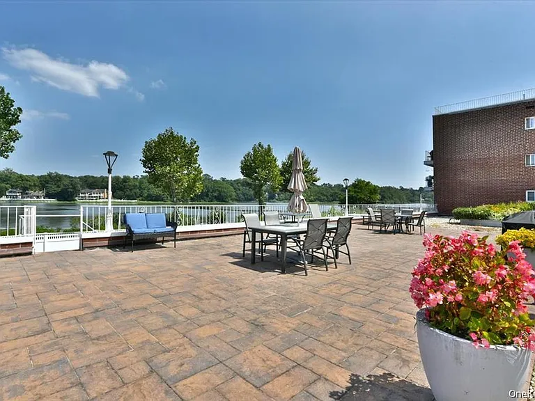 320 E Shore Rd #2A — Photo 18