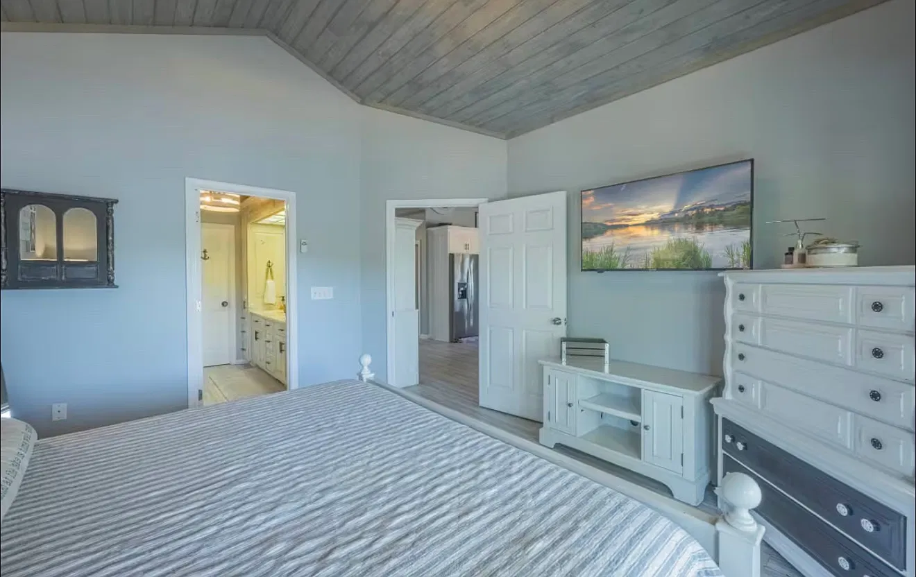 4 bed, 2.5 bath, 2240 sqft, $4,000 — Photo 4