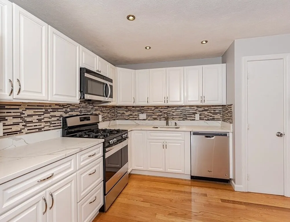 2 bed, 761 sqft, $2,300 — Photo 2