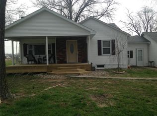 704 N Oak St, Patoka, IL 62875