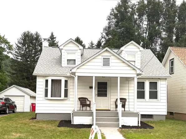 28 E Pine St, Mount Holly Springs, PA 17065