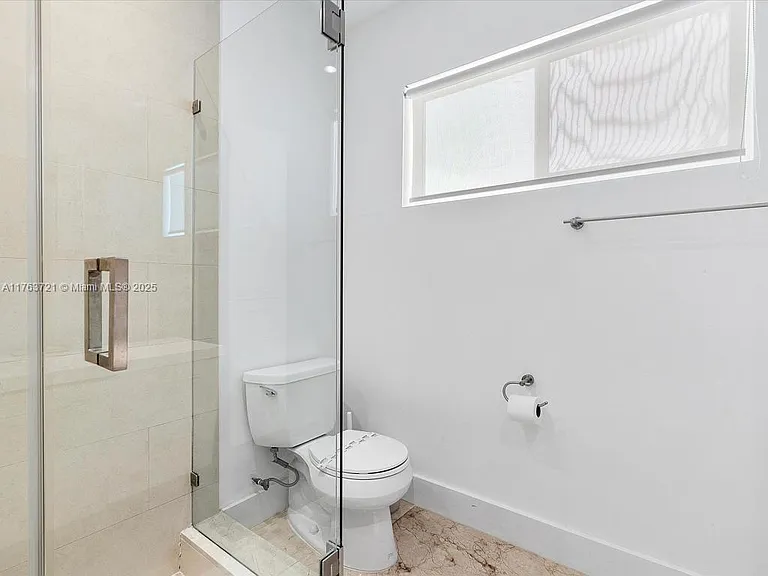 16473 NE 31st Ave — Photo 17