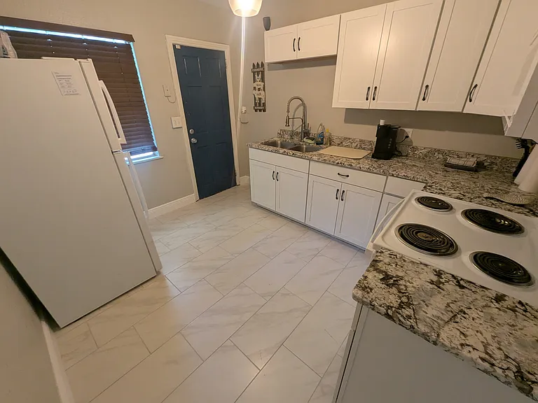 1039 E Walnut St — Photo 5