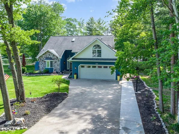 7131 Lakewood Dr, Oscoda, MI 48750