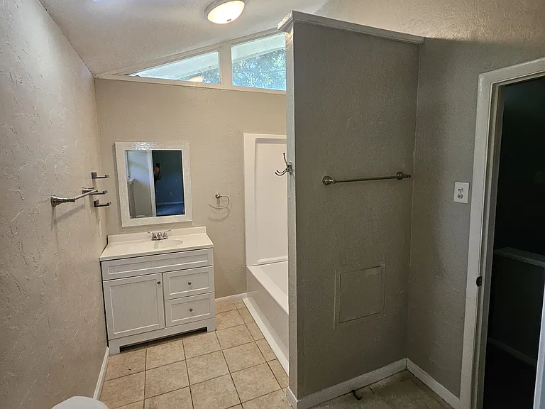 Rosewood Dr — Photo 8