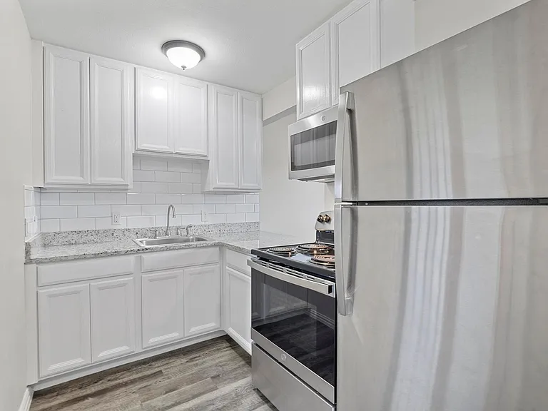 Oak Street Flats: Ranch Style Fully Remodeled Come Check Us Out — Photo 46