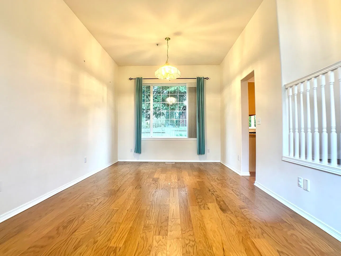 Beautiful 3-Bedroom Kirkland Home with Office, Private Backyard & 2-Car Garage — Photo 3