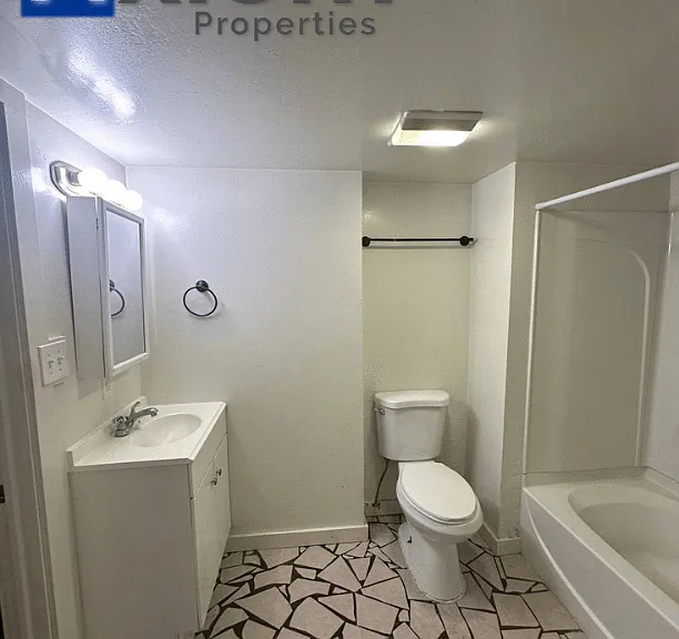 Cute 2 bedroom 1 bathroom apartment with convenient, central location — Photo 7