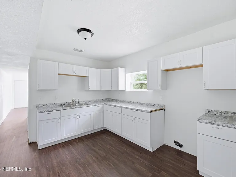 1715 Brackland St — Photo 13