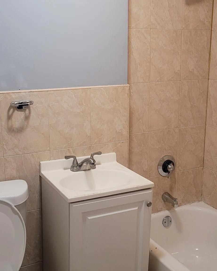 3 bed, 1000 sqft, $2,400 — Photo 2