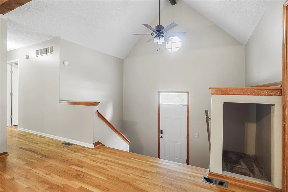 3 bed, 2.5 bath, 1330 sqft, $2,400 — Photo 3
