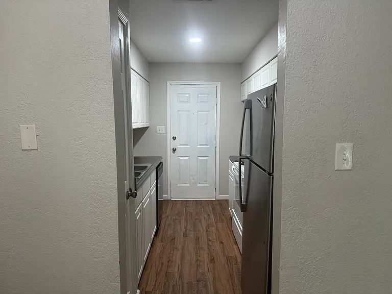 208 Uhland Rd — Photo 3