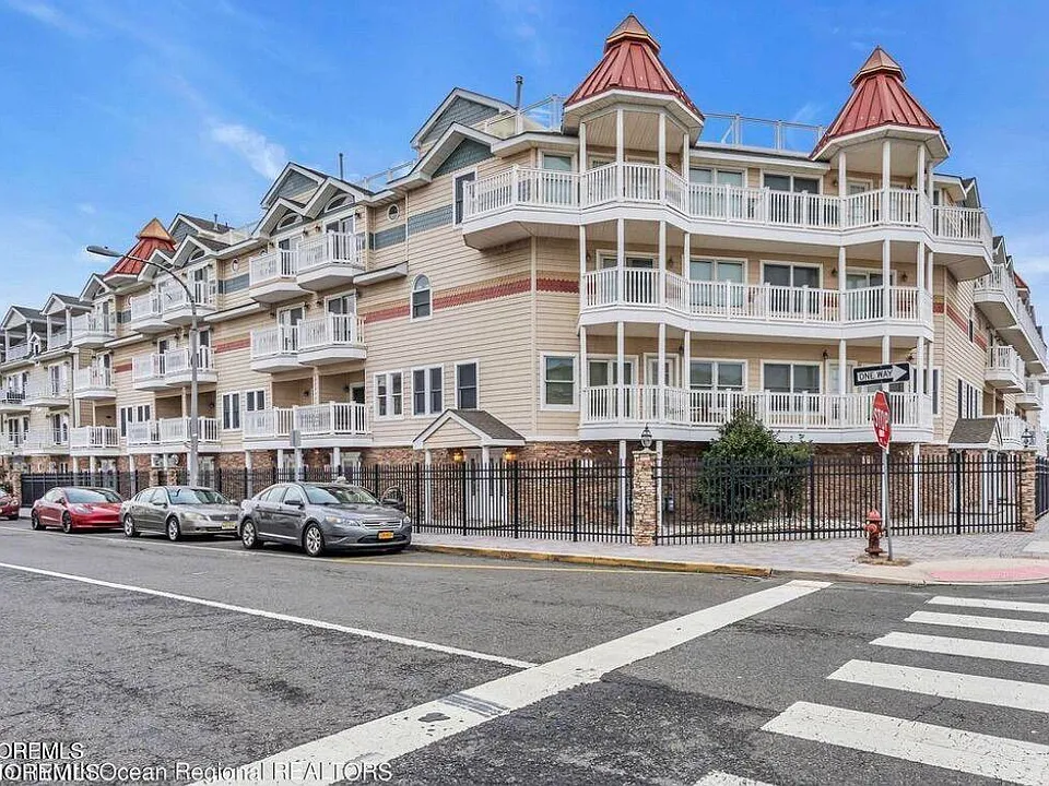21 Blaine Ave #8