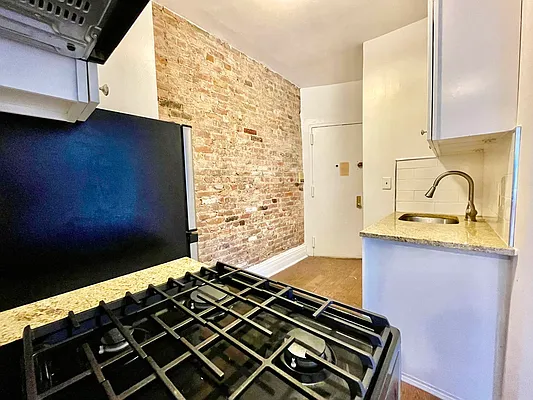 Rented by HOLTON REAL ESTATE INC. | media 15