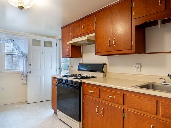 2nd image of 427 Delaware Ave #1