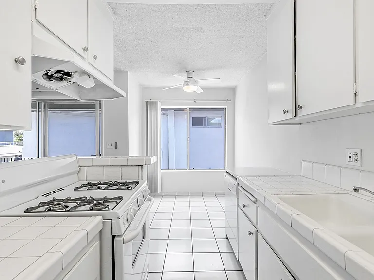 1752 Federal Ave — Photo 4