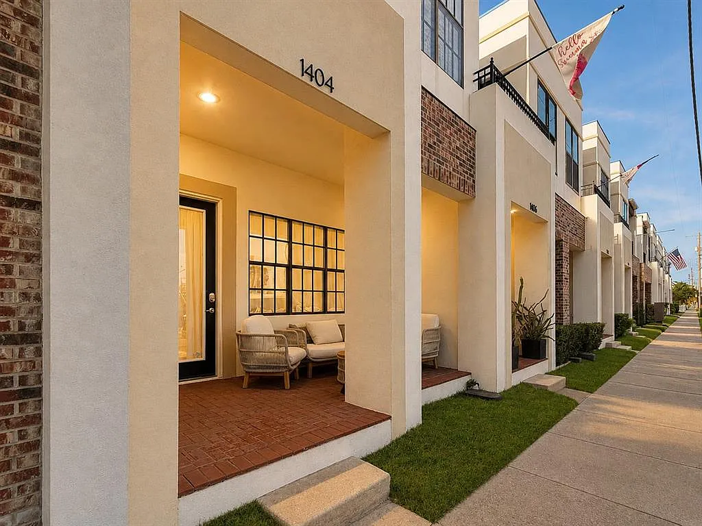 3 bed, 1.5 bath, 1298 sqft, $3,700 — Photo 2