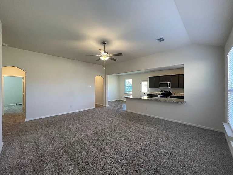 1921 Belmont Ln — Photo 3