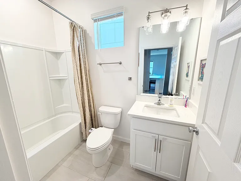 Guest Bathroom w/tub