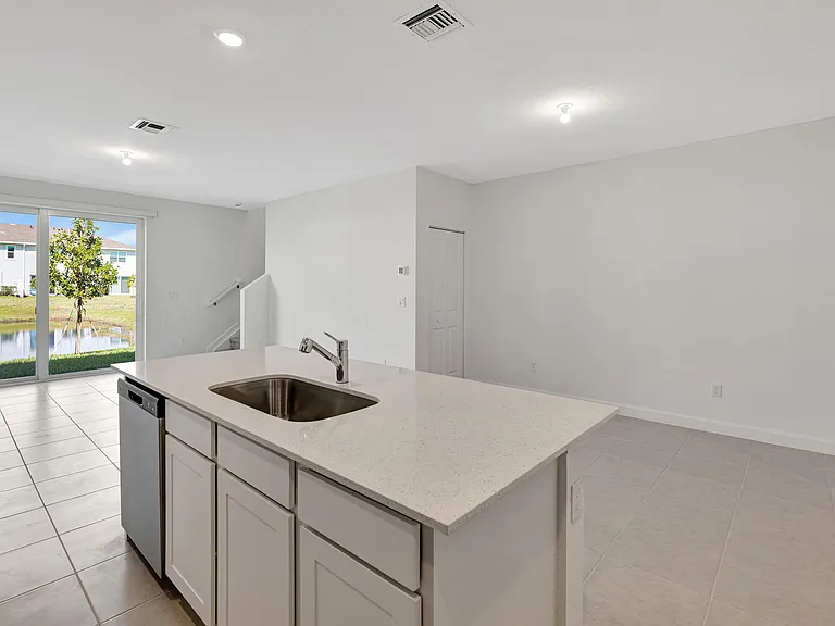 539 SE Rivergrass St — Photo 6