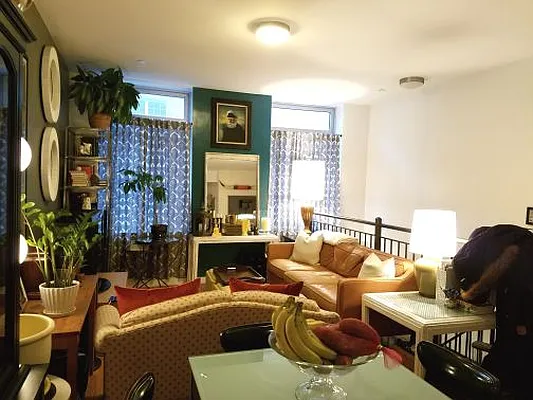 Rented by MCR Realty | media 10